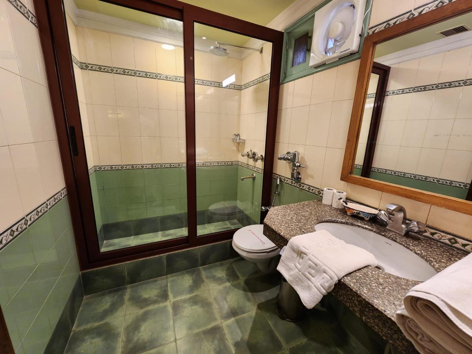 Palace On Ganges - Heritage Hotel 3*